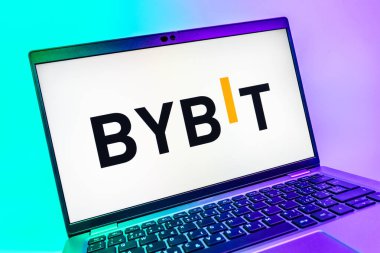 Prag, Çek Cumhuriyeti - 08 01 2025: Bybit logosunu gösteren dizüstü bilgisayarın yakın görüntüsü. Bybit şifreli para ve türev ticareti için bir platformdur.