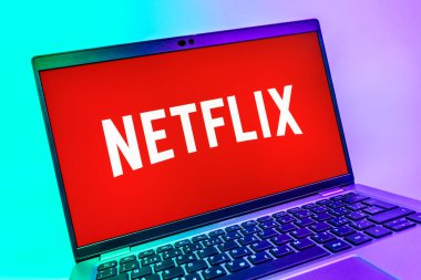 Prag, Çek Cumhuriyeti - 08 01 2025: Netflix logosunu gösteren dizüstü bilgisayarın yakın görüntüsü. Netflix sinema ve televizyon programları için bir yayın platformudur..