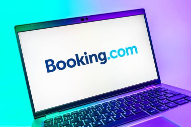 Prag, Çek Cumhuriyeti - 08 01 2025: Booking.com logosunu gösteren dizüstü bilgisayarın yakın görüntüsü. Rezervasyon, otel bulmak ve rezervasyon yaptırmak için bir platformdur..