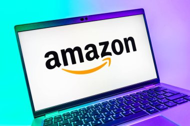 Prag, Çek Cumhuriyeti - 08 01 2025: Amazon logosunu gösteren dizüstü bilgisayarın yakın görüntüsü. Amazon, alışveriş ürünleri ve hizmetleri için çevrimiçi bir platformdur..