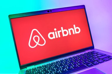 Prag, Çek Cumhuriyeti - 08 01 2025: Airbnb logosunu gösteren dizüstü bilgisayarın yakın görüntüsü. Airbnb dünya çapında kısa vadeli konaklama için bir platformdur..