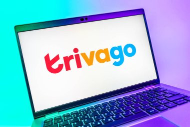 Prag, Çek Cumhuriyeti - 08 01 2025: Trivago logosunu gösteren dizüstü bilgisayarın yakın görüntüsü. Trivago otel fiyatlarını ve anlaşmaları karşılaştırmak için bir platform..
