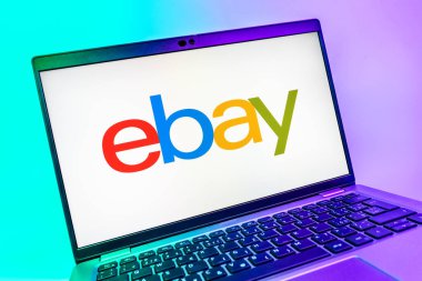 Prag, Çek Cumhuriyeti - 08 01 2025: ebay logosunu gösteren dizüstü bilgisayarın yakın görüntüsü. eBay, mal alıp satmak için çevrimiçi bir pazardır..