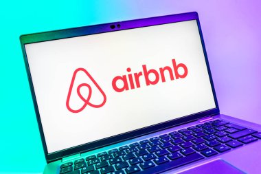 Prag, Çek Cumhuriyeti - 08 01 2025: Airbnb logosunu gösteren dizüstü bilgisayarın yakın görüntüsü. Airbnb dünya çapında kısa vadeli konaklama için bir platformdur..