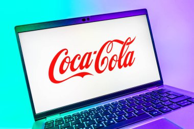 Prag, Çek Cumhuriyeti - 08 01 2025: Coca-Cola logosunu gösteren dizüstü bilgisayarın yakın görüntüsü. Coca-Cola meşrubatlarıyla tanınan bir içecek şirketidir..