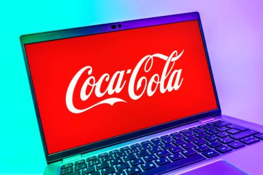 Prag, Çek Cumhuriyeti - 08 01 2025: Coca-Cola logosunu gösteren dizüstü bilgisayarın yakın görüntüsü. Coca-Cola meşrubatlarıyla tanınan bir içecek şirketidir..
