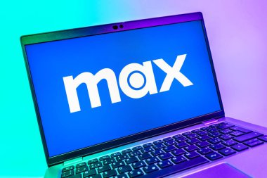 Prag, Çek Cumhuriyeti - 08 01 2025: Max logosunu gösteren dizüstü bilgisayarın yakın görüntüsü. Max, filmler, TV programları ve özgün içerikler için bir yayın platformudur..