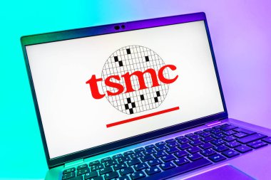 Prag, Çek Cumhuriyeti - 08 01 2025: TSMC logosunu gösteren dizüstü bilgisayarın yakın görüntüsü. TSMC, teknoloji şirketleri için yarı iletken dökümhane üretim çipleri..