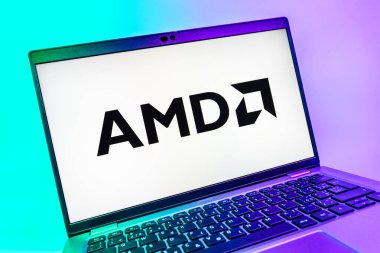 Prag, Çek Cumhuriyeti - 08 01 2025: AMD logosunu gösteren dizüstü bilgisayarın yakın görüntüsü. AMD, işlemci ve işlemci üreten yarı iletken bir şirkettir..