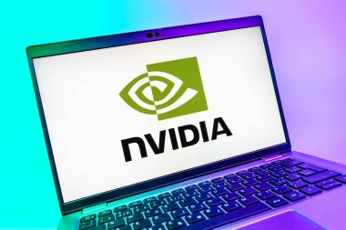 Prag, Çek Cumhuriyeti - 08 01 2025: NVIDIA logosunu gösteren dizüstü bilgisayarın yakın görüntüsü. NVIDIA, GPU ve yapay zeka donanımı alanında uzmanlaşmış bir teknoloji şirketidir..