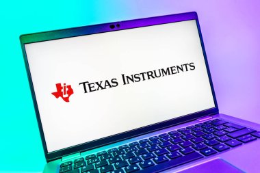 Prag, Çek Cumhuriyeti - 08 01 2025: Texas Instruments logosunu gösteren dizüstü bilgisayarın yakın görüntüsü. Texas Instruments yarı iletken ve elektronik üreten bir şirket..