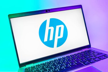 Prag, Çek Cumhuriyeti - 08 01 2025: Hewlett-Packard logosunu gösteren dizüstü bilgisayarın yakın görüntüsü. Hewlett-Packard bilgisayar ve yazıcı üreten bir teknoloji şirketidir..