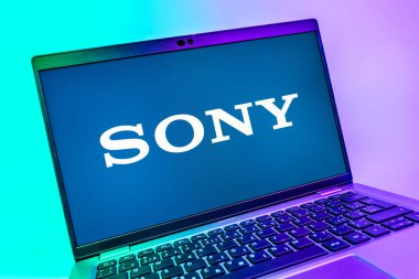 Prag, Çek Cumhuriyeti - 08 01 2025: Sony logosunu gösteren dizüstü bilgisayarın yakın görüntüsü. Sony elektronik, oyun ve eğlence üreten bir teknoloji şirketidir..