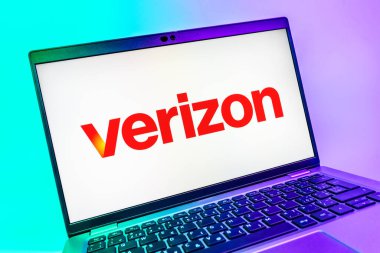 Prag, Çek Cumhuriyeti - 08 01 2025: Verizon logosunu gösteren dizüstü bilgisayarın yakın görüntüsü. Verizon, kablosuz ve geniş bant hizmetleri sağlayan bir telekom şirketidir..