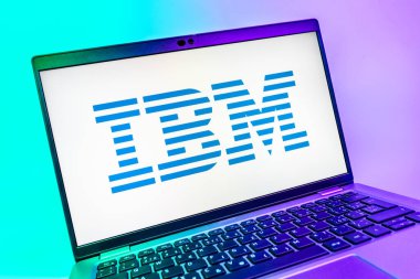 Prag, Çek Cumhuriyeti - 08 01 2025: IBM logosunu gösteren dizüstü bilgisayarın yakın görüntüsü. IBM yazılım, donanım ve danışmanlık sunan bir teknoloji şirketidir..