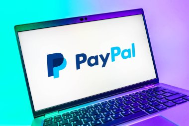 Prag, Çek Cumhuriyeti - 08 01 2025: PayPal logosunu gösteren dizüstü bilgisayarın yakın görüntüsü. PayPal çevrimiçi ödemeler ve para transferleri için bir platformdur.