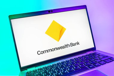 Prag, Çek Cumhuriyeti - 08 01 2025: Commonwealth Bank logosunu gösteren dizüstü bilgisayarın yakın görüntüsü. Commonwealth Bank, Avustralya 'da finansal hizmetler sağlayan bir bankadır..