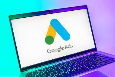 Prag, Çek Cumhuriyeti - 08 01 2025: Google Ads logosunu gösteren dizüstü bilgisayarın yakın görüntüsü. Google Reklamları, çevrimiçi reklamlar yaratmak ve yönetmek için bir platformdur.