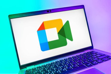 Prag, Çek Cumhuriyeti - 08 01 2025: Google Meet logosunu gösteren dizüstü bilgisayarın yakın görüntüsü. Google Meet video toplantıları ve çevrimiçi işbirliği için bir platformdur.