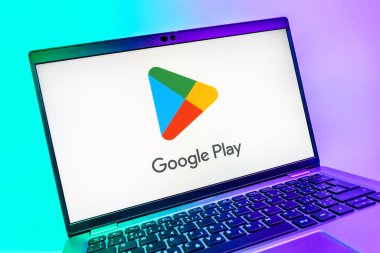 Prag, Çek Cumhuriyeti - 08 01 2025: Google Play logosunu gösteren dizüstü bilgisayarın yakın görüntüsü. Google Play uygulamaları, oyunları ve dijital içeriği indirmek için bir platformdur.