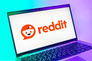 Prag, Çek Cumhuriyeti - 08 01 2025: Reddit logosunu gösteren dizüstü bilgisayarın yakın görüntüsü. Reddit tartışma, haber ve toplum içeriği için bir platformdur.