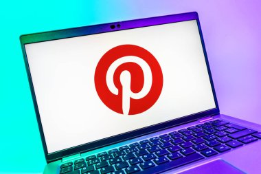 Prag, Çek Cumhuriyeti - 08 01 2025: Pinterest logosunu gösteren dizüstü bilgisayarın yakın görüntüsü. Pinterest fikirleri görsel olarak keşfetmek ve kaydetmek için bir platformdur..