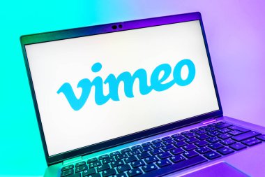 Prag, Çek Cumhuriyeti - 08 01 2025: Vimeo logosunu gösteren dizüstü bilgisayarın yakın görüntüsü. Vimeo, yüksek kaliteli video sunucu ve paylaşımı için bir platformdur.