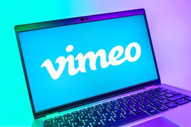 Prag, Çek Cumhuriyeti - 08 01 2025: Vimeo logosunu gösteren dizüstü bilgisayarın yakın görüntüsü. Vimeo, yüksek kaliteli video sunucu ve paylaşımı için bir platformdur.