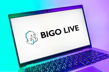 Prag, Çek Cumhuriyeti - 08 01 2025: Bigo Live logosunu gösteren dizüstü bilgisayarın yakın görüntüsü. Bigo Live canlı yayın ve sosyal etkileşim için bir platformdur.