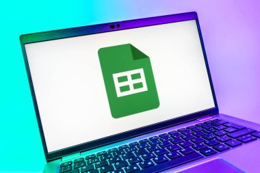 Prag, Çek Cumhuriyeti - 08 01 2025: Google Sheets logosunu gösteren dizüstü bilgisayarın yakın görüntüsü. Google Sayfalar tablo oluşturmak ve yönetmek için bir platformdur.