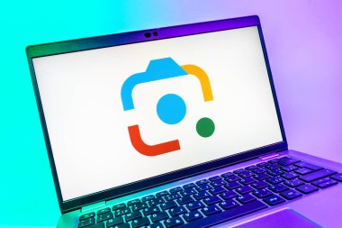 Prag, Çek Cumhuriyeti - 08 01 2025: Google Lens logosunu gösteren dizüstü bilgisayarın yakın görüntüsü. Google Lens, resimlerdeki görsel arama ve bilgi için kullanılan bir araçtır..
