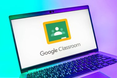 Prag, Çek Cumhuriyeti - 08 01 2025: Google Sınıfı logosunu gösteren dizüstü bilgisayarın yakın görüntüsü. Google Sınıfı, sınıfları ve eğitim içeriğini yönetmek için bir platformdur.
