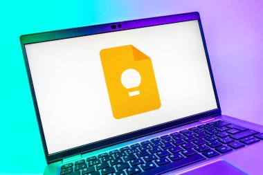 Prag, Çek Cumhuriyeti - 08 01 2025: Google Keep logosunu gösteren dizüstü bilgisayarın yakın görüntüsü. Google Keep notlar, listeler ve hatırlatıcılar için bir platformdur.