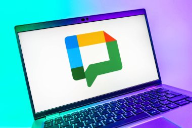 Prag, Çek Cumhuriyeti - 08 01 2025: Google Chat logosunu gösteren dizüstü bilgisayarın yakın görüntüsü. Google Chat mesajlaşma ve takım işbirliği için bir platformdur.