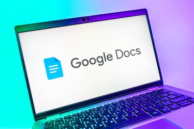 Prag, Çek Cumhuriyeti - 08 01 2025: Google Docs logosunu gösteren dizüstü bilgisayarın yakın görüntüsü. Google Docs metin belgeleri oluşturmak ve düzenlemek için bir platformdur.