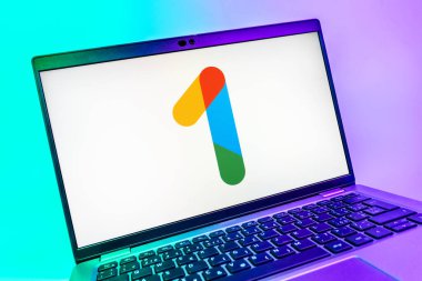 Prag, Çek Cumhuriyeti - 08 01 2025: Google One logosunu gösteren dizüstü bilgisayarın yakın görüntüsü. Google 1 bulut depolama ve abonelik hizmetleri için bir platformdur.