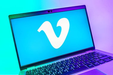 Prag, Çek Cumhuriyeti - 08 01 2025: Vimeo logosunu gösteren dizüstü bilgisayarın yakın görüntüsü. Vimeo, yüksek kaliteli video sunucu ve paylaşımı için bir platformdur.