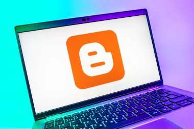 Prag, Çek Cumhuriyeti - 08 01 2025: Blogger logosunu gösteren dizüstü bilgisayarın yakın görüntüsü. Blogger blog oluşturma ve yayınlama için bir platformdur.
