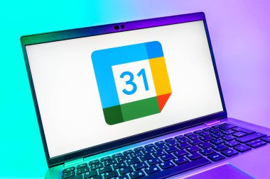 Prag, Çek Cumhuriyeti - 08 01 2025: Google Takvim logosunu gösteren dizüstü bilgisayarın yakın görüntüsü. Google Takvimi olayları zamanlamak ve yönetmek için bir platformdur.