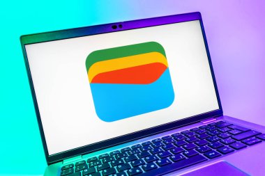Prag, Çek Cumhuriyeti - 08 01 2025: Google Cüzdan logosunu gösteren dizüstü bilgisayarın yakın görüntüsü. Google Cüzdanı dijital ödeme yöntemlerini depolamak ve kullanmak için bir platformdur.