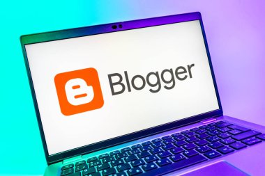 Prag, Çek Cumhuriyeti - 08 01 2025: Blogger logosunu gösteren dizüstü bilgisayarın yakın görüntüsü. Blogger blog oluşturma ve yayınlama için bir platformdur.