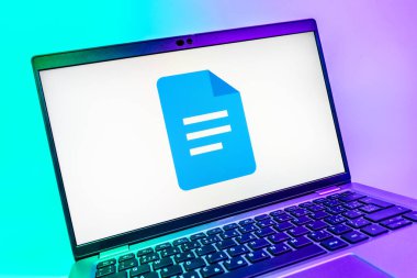 Prag, Çek Cumhuriyeti - 08 01 2025: Google Docs logosunu gösteren dizüstü bilgisayarın yakın görüntüsü. Google Docs metin belgeleri oluşturmak ve düzenlemek için bir platformdur.