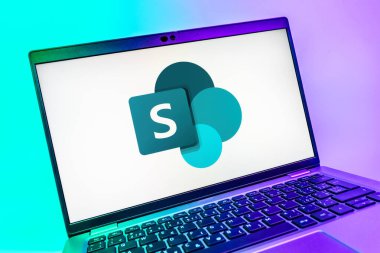 Prag, Çek Cumhuriyeti - 08 01 2025: Microsoft Sharepoint logosunu gösteren dizüstü bilgisayarın yakın görüntüsü. Microsoft Sharepoint işbirliği ve belge yönetimi için bir platformdur.