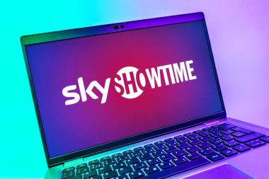 Prag, Çek Cumhuriyeti - 08 01 2025: SkyShowtime logosunu gösteren dizüstü bilgisayarın yakın görüntüsü. SkyShowtime, sinema ve televizyon dizileri için bir yayın platformudur..