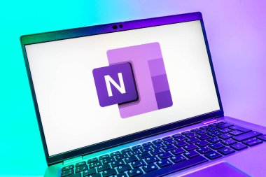 Prag, Çek Cumhuriyeti - 08 01 2025: Microsoft OneNote logosunu gösteren dizüstü bilgisayarın yakın görüntüsü. Microsoft OneNote not almak ve düzenlemek için bir platformdur.