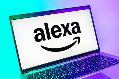 Prag, Çek Cumhuriyeti - 08 01 2025: Alexa logosunu gösteren dizüstü bilgisayarın yakın görüntüsü. Alexa akıllı aygıtlar ve servisler için ses asistanıdır.