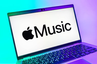Prag, Çek Cumhuriyeti - 08 01 2025: Apple Music logosunu gösteren dizüstü bilgisayarın yakın görüntüsü. Apple Music müzik için bir platformdur..