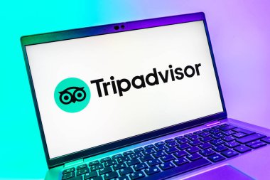 Prag, Çek Cumhuriyeti - 08 01 2025: TripDanışman logosunu gösteren dizüstü bilgisayarın yakın görüntüsü. Seyahat danışmanı seyahat değerlendirmeleri, rezervasyonlar ve tavsiyeler için bir platformdur..