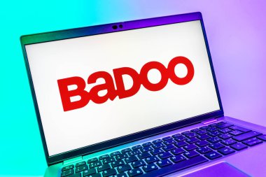 Prag, Çek Cumhuriyeti - 08 01 2025: Badoo logosunu gösteren dizüstü bilgisayarın yakın görüntüsü. Badoo insanlarla tanışmak ve iletişim kurmak için bir randevu uygulaması..
