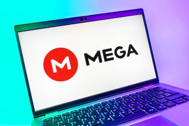 Prag, Çek Cumhuriyeti - 08 01 2025: Mega logosunu gösteren dizüstü bilgisayarın yakın görüntüsü. Mega şifreli dosya paylaşımı ile bulut depolama platformu.